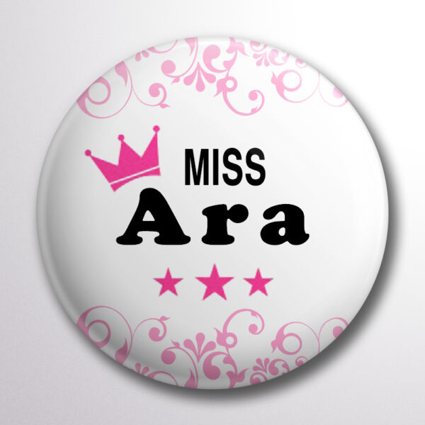Miss Ara pink koronás kitűző